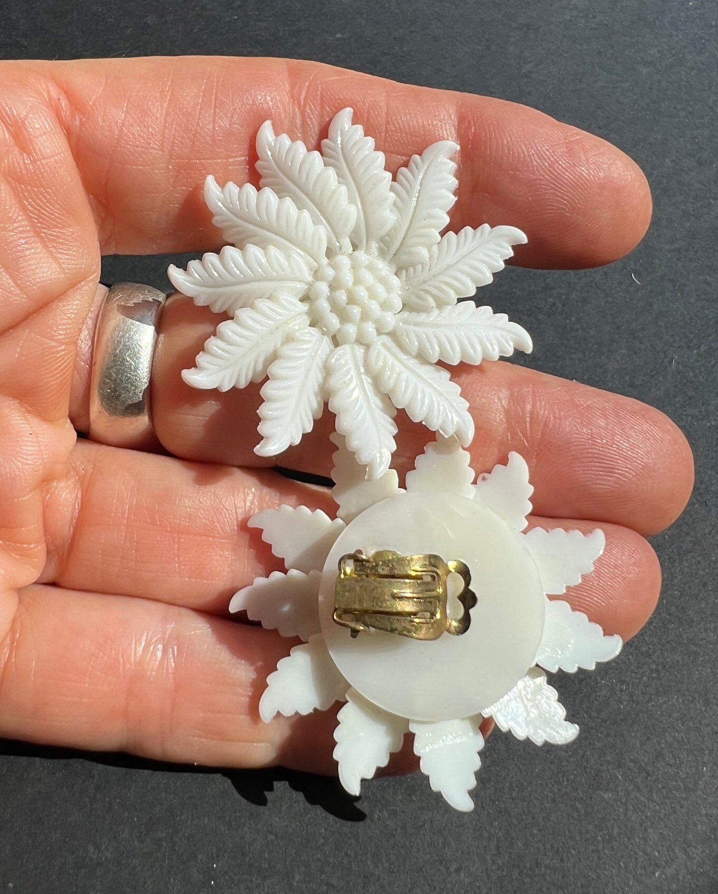 1950s White Flower Clip-on Earrings -4cm tall.
