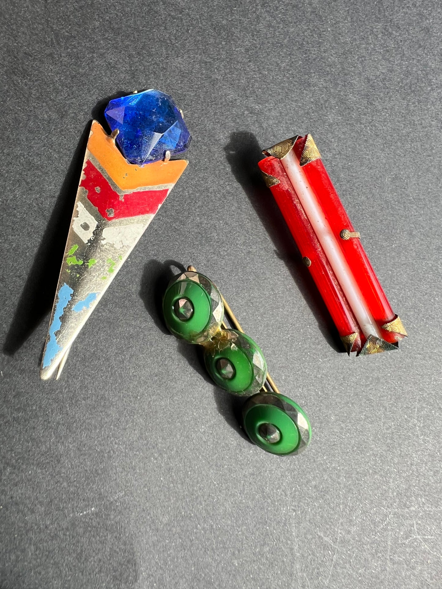 7 1930s/40s Brooches + Pins with some wear or tarnish