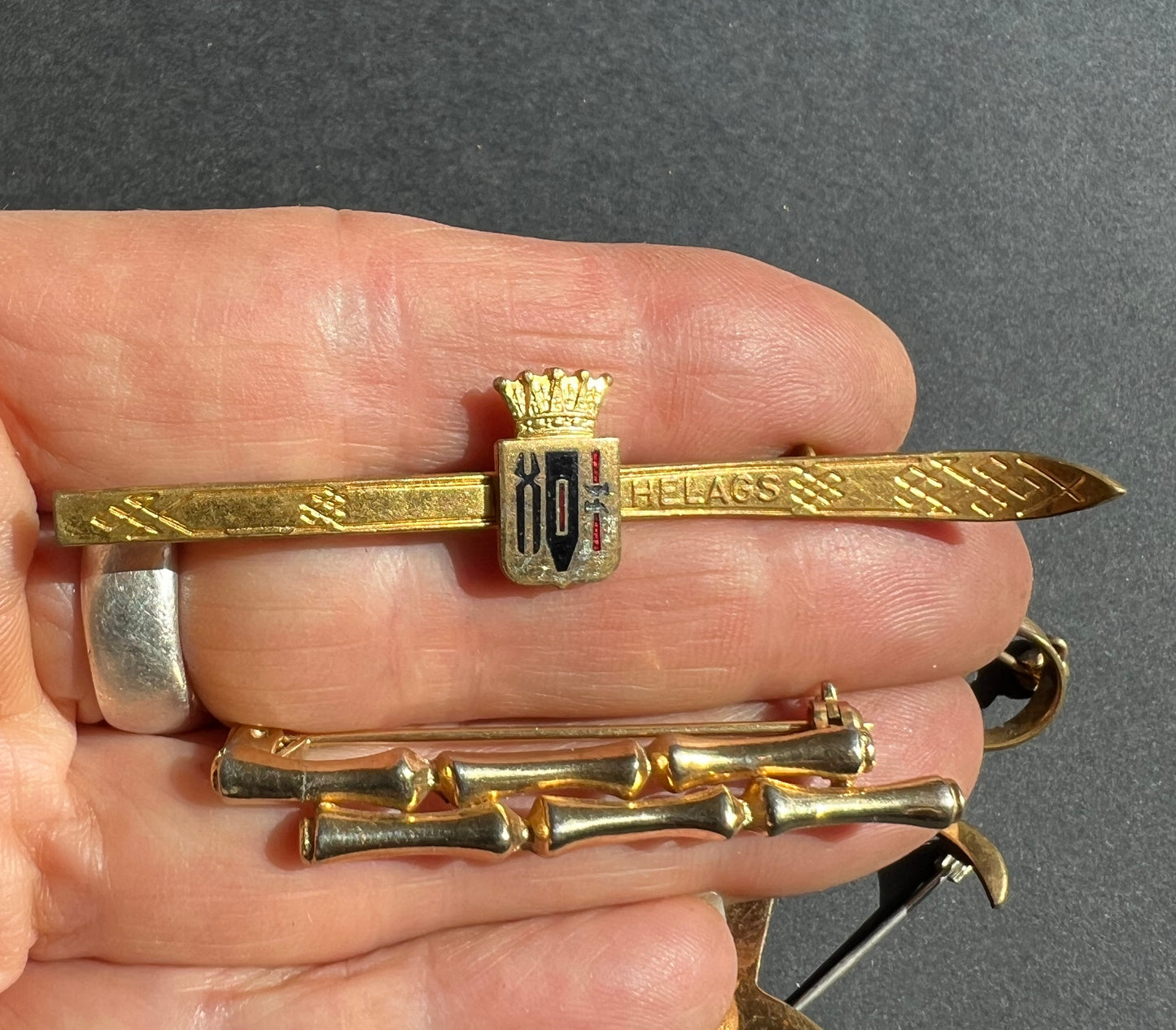 6 Golden Vintage Brooches with some wear or tarnish