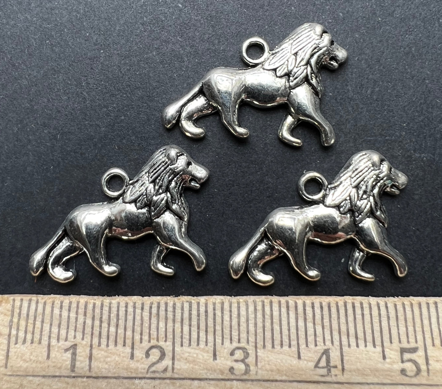 1 Lion Charm - 2.5cm long