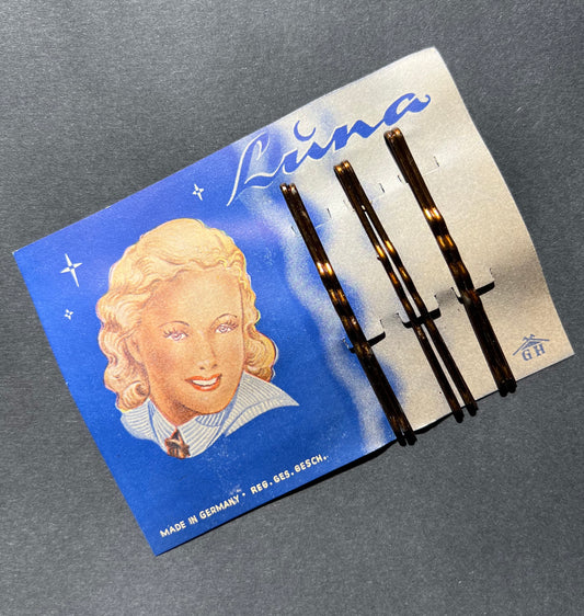 Attractive Vintage 1940s Display Card of 6cm Strong Waved Hair Pins