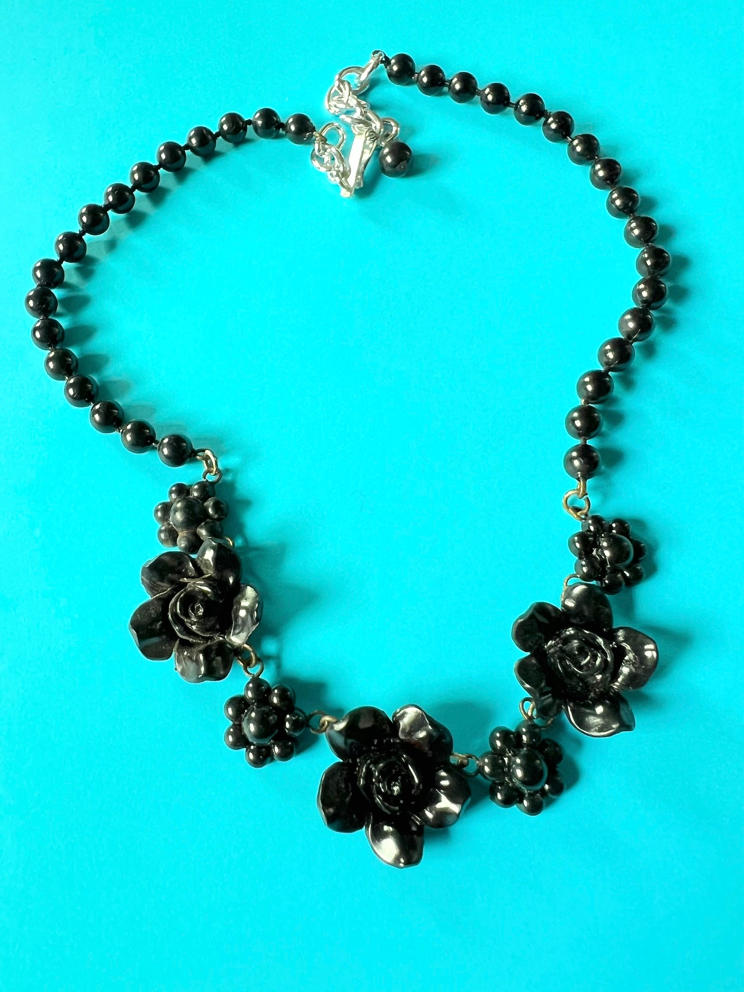 Darkly Pretty Black Flowers 1950s Necklace. 45cm/18"