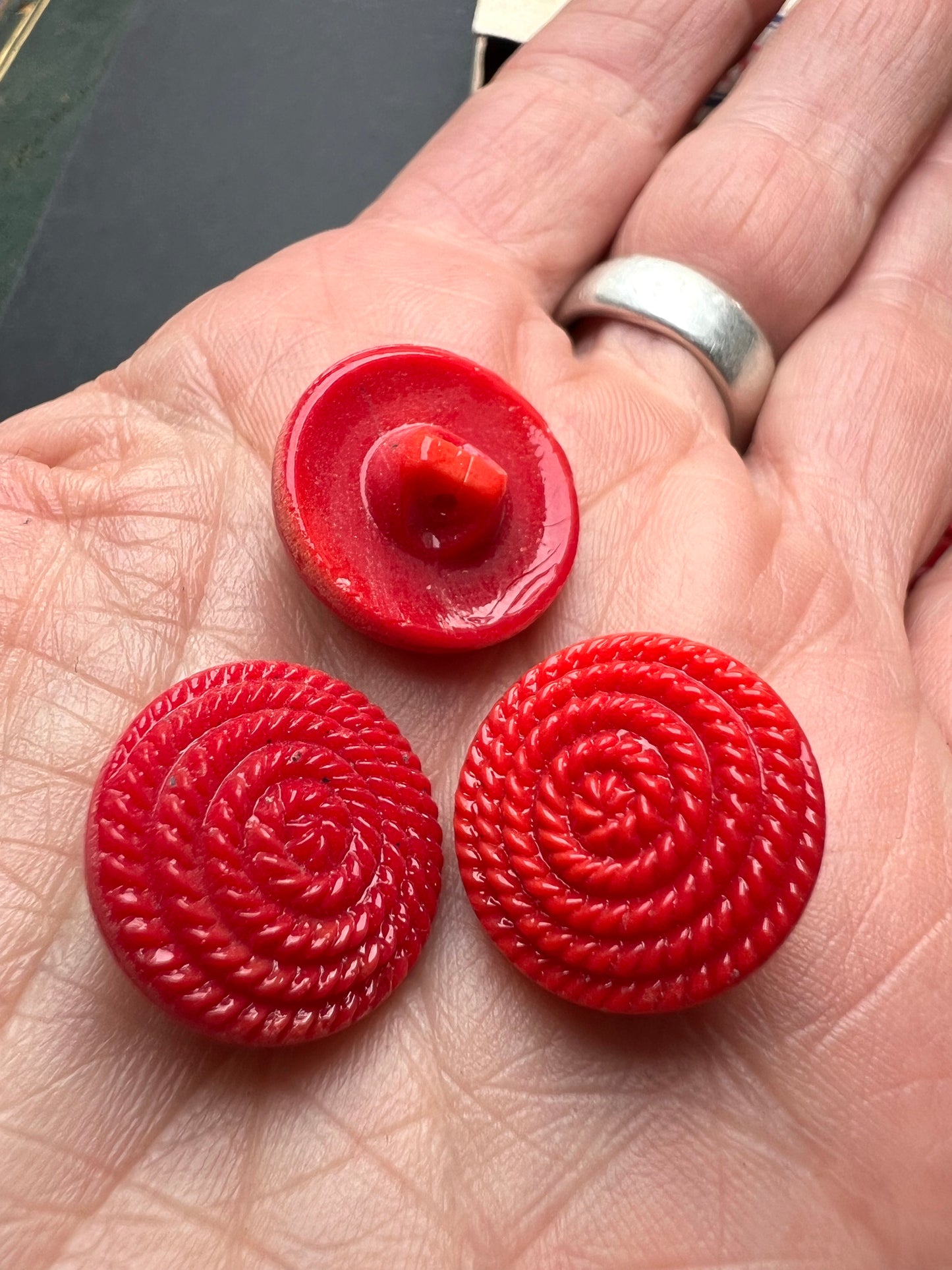 1 Gross -144 -Vintage Swirly Red Glass 1.8cm Buttons