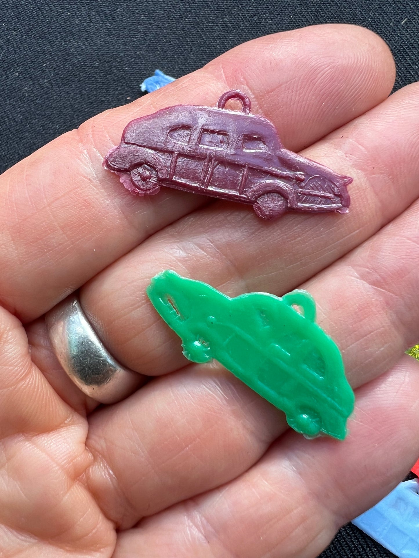 20 Little Vintage 3cm Car Charms
