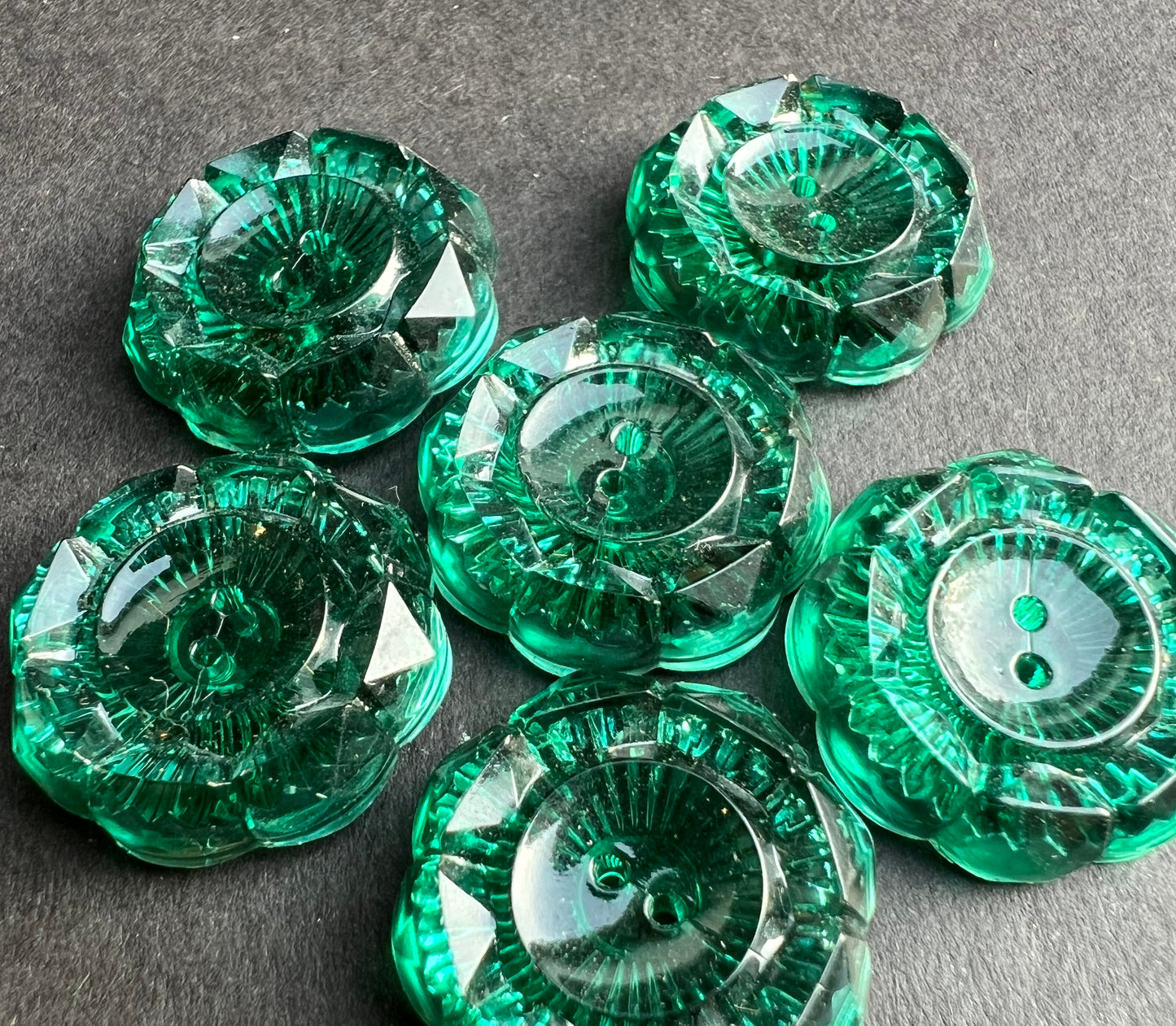 6 Vintage Sparkling 2cm Vibrant Green Buttons