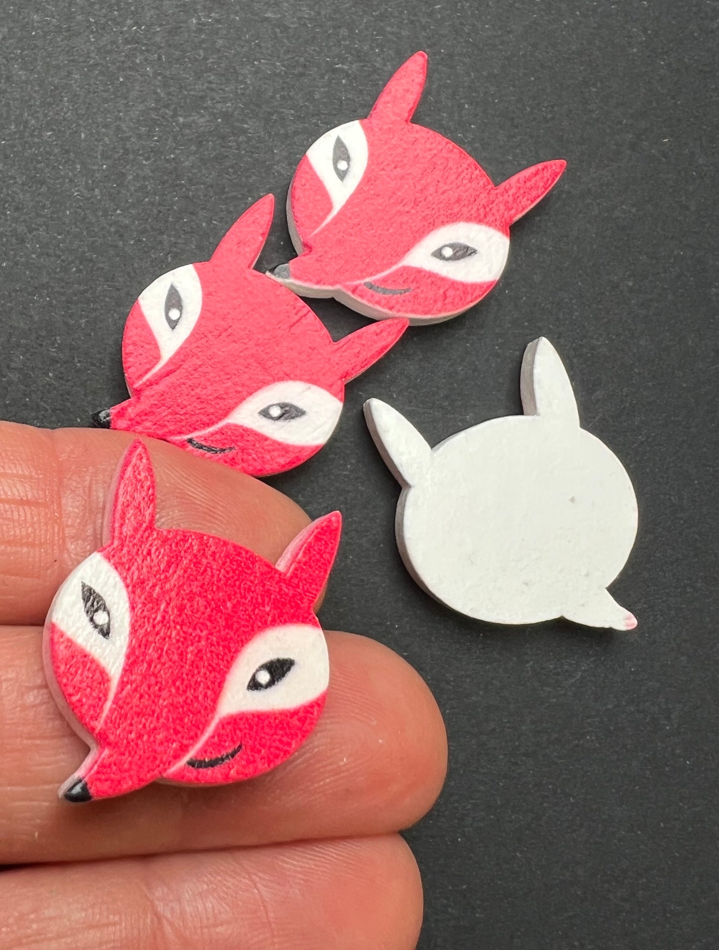 4 Wooden Flat Back 2.6cm Red Foxes