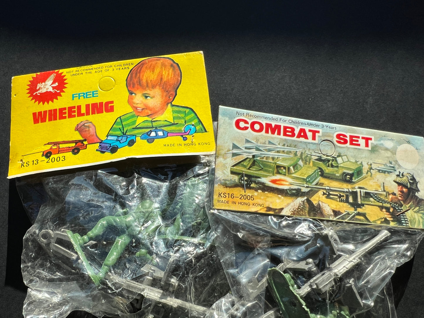 1970s in ORIGINAL PKT- 2 Toy Soldiers & Field Gun