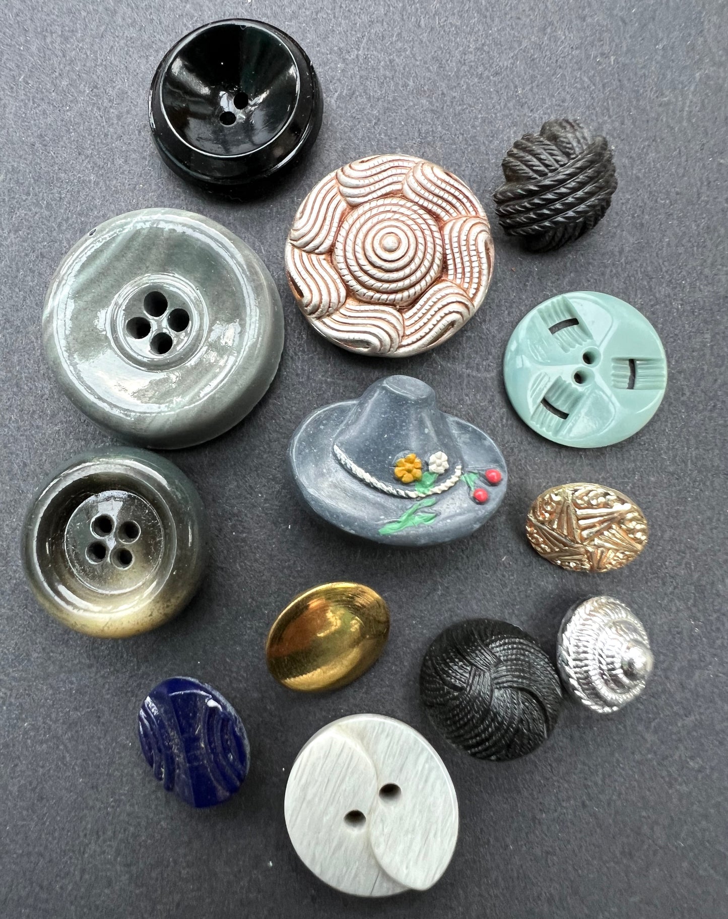 Exciting Job Lot of 100 Different Vintage Buttons Bakelite, Glass, Metal, Lucite..