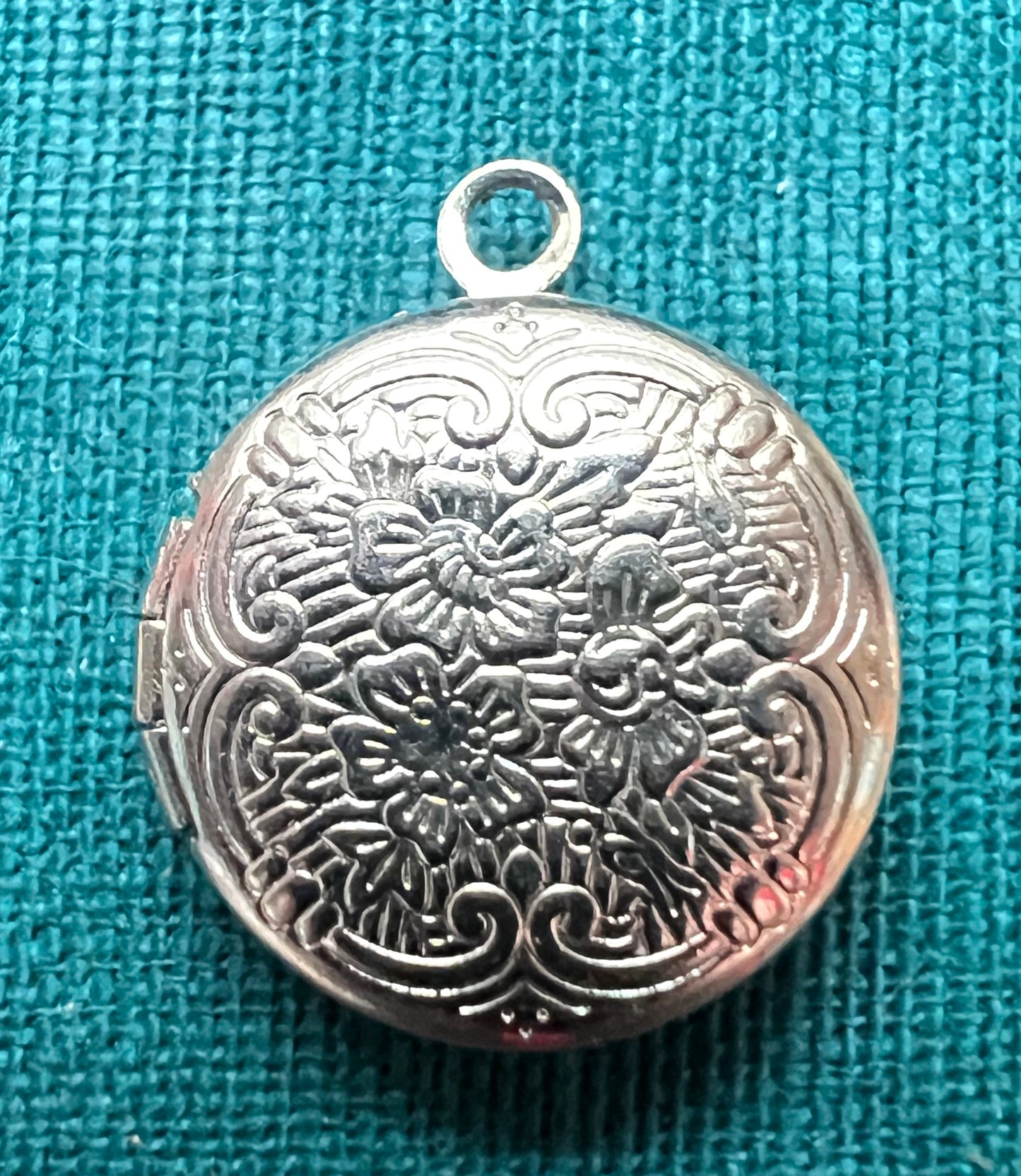 Tiny 1.5cm Floral Lockets - Bronze or Silver Tone