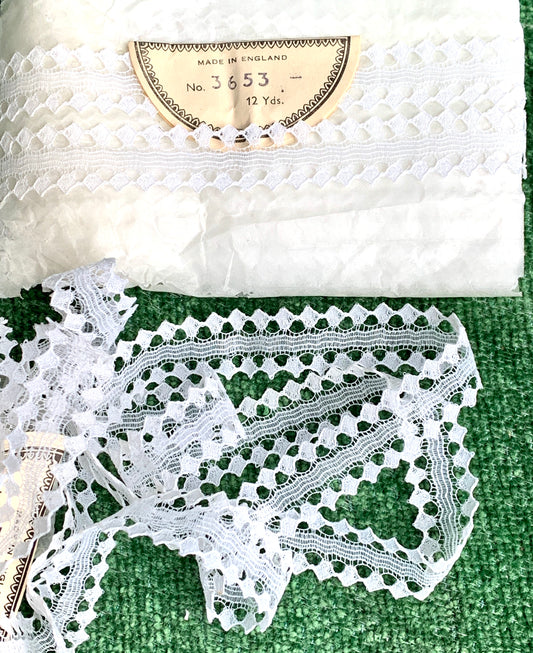 12 Yds Unusual Vintage Made in England 2cm White Lace Trim