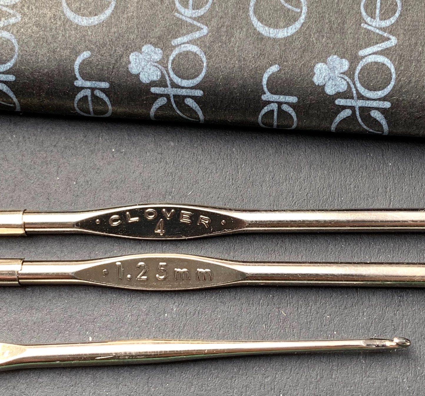 Vintage Box of 12 Nickelled Steel Crochet Hooks - size 4 - 1.25mm