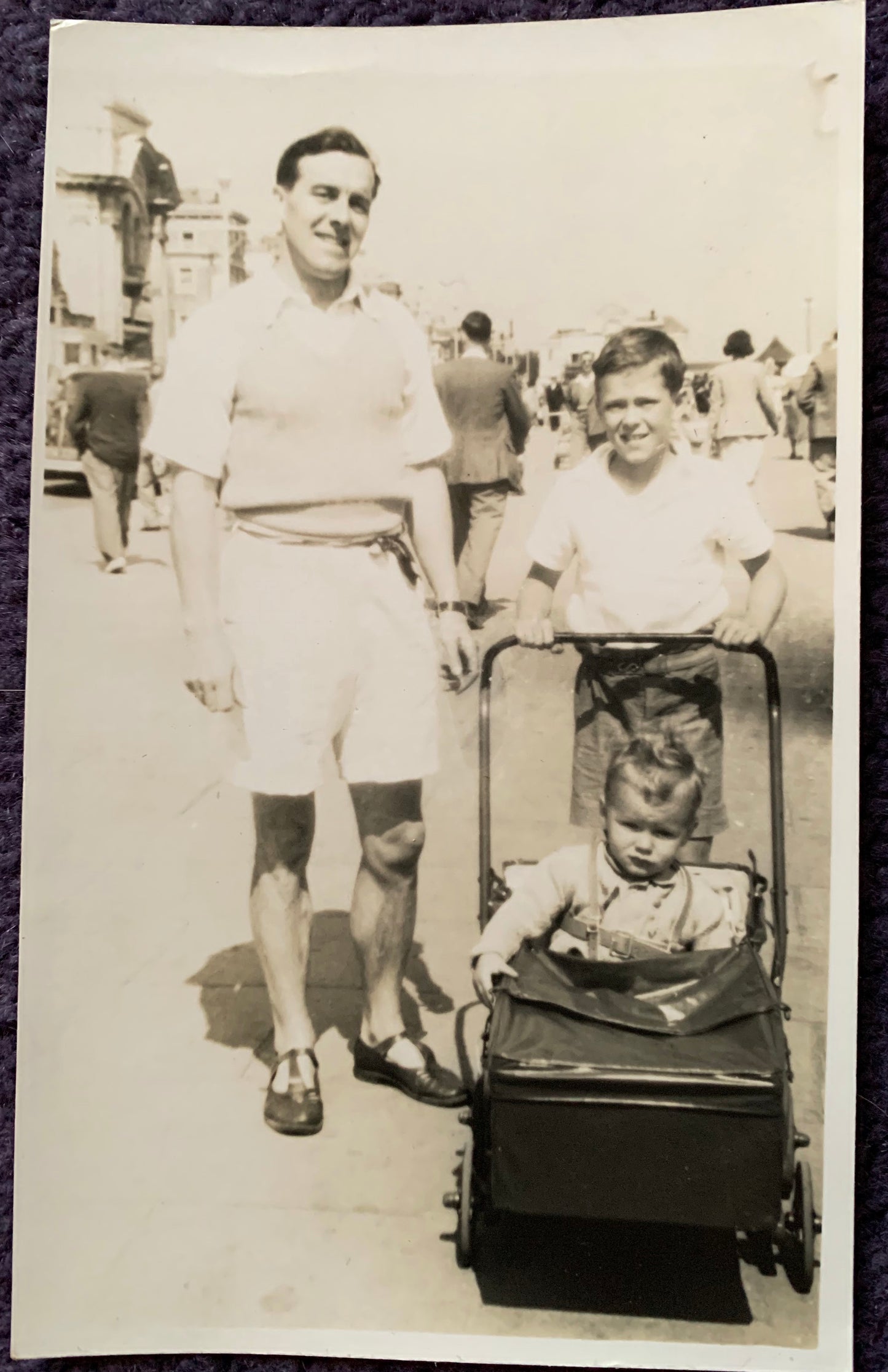 A 1930/40s Photo of a Baby in a rather Extraordinary Pram (A41)