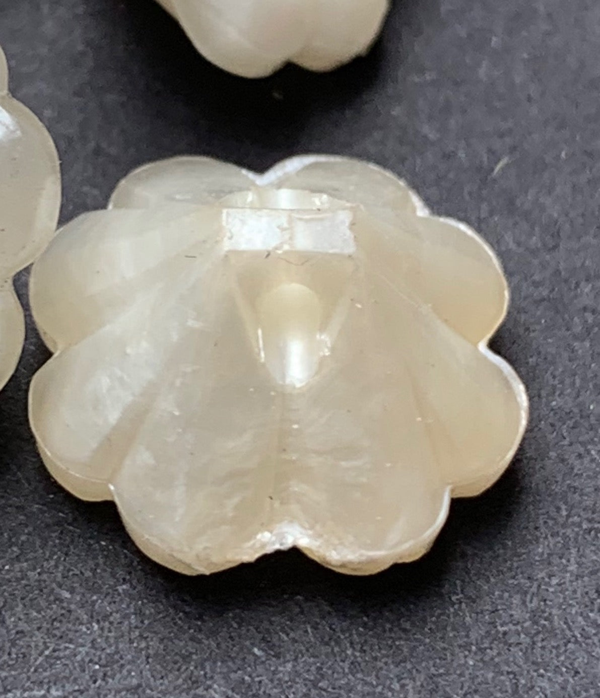 6 Creamy White Vintage Flower Buttons -1.2cm wide