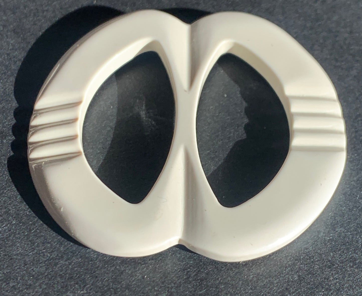 1940s White Apple Shaped 4cm Buckle for up to 2.5cm wide Belt.