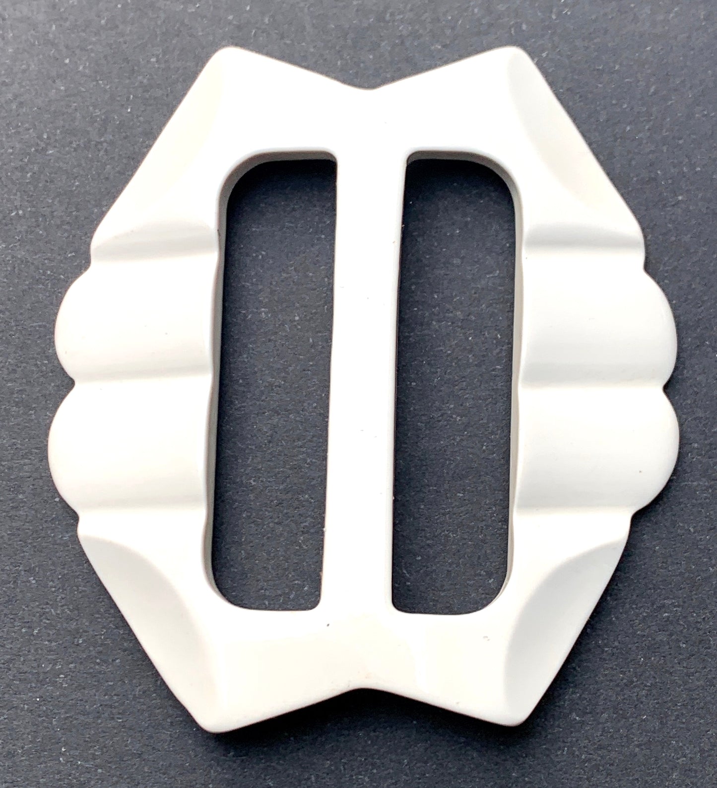 Appealing 1940s 5cm White Belt Buckle for up to 3cm Belt.