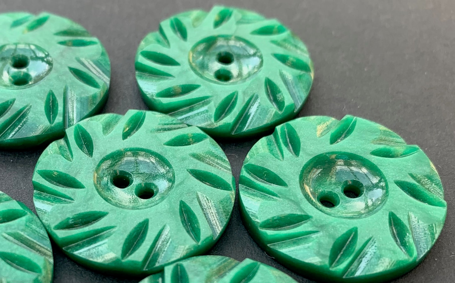 6 Twirling Basil Green Vintage 2.2cm Buttons