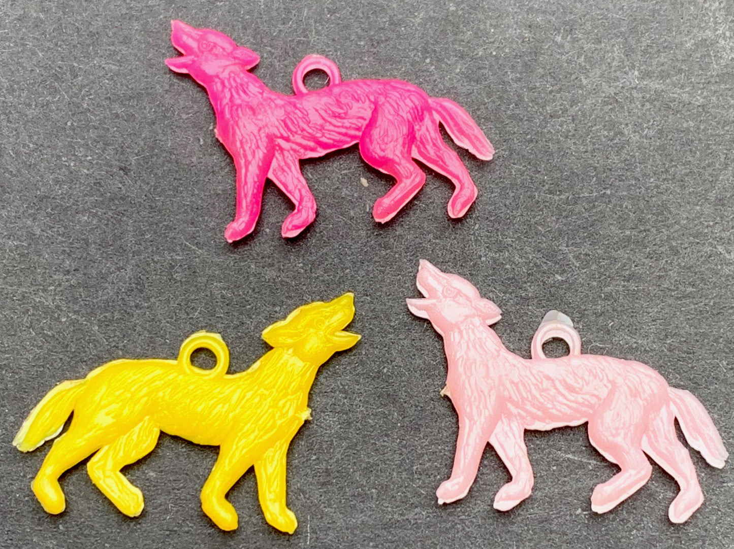 4 Vintage Howling Wolf Charms - 1.5cm...
