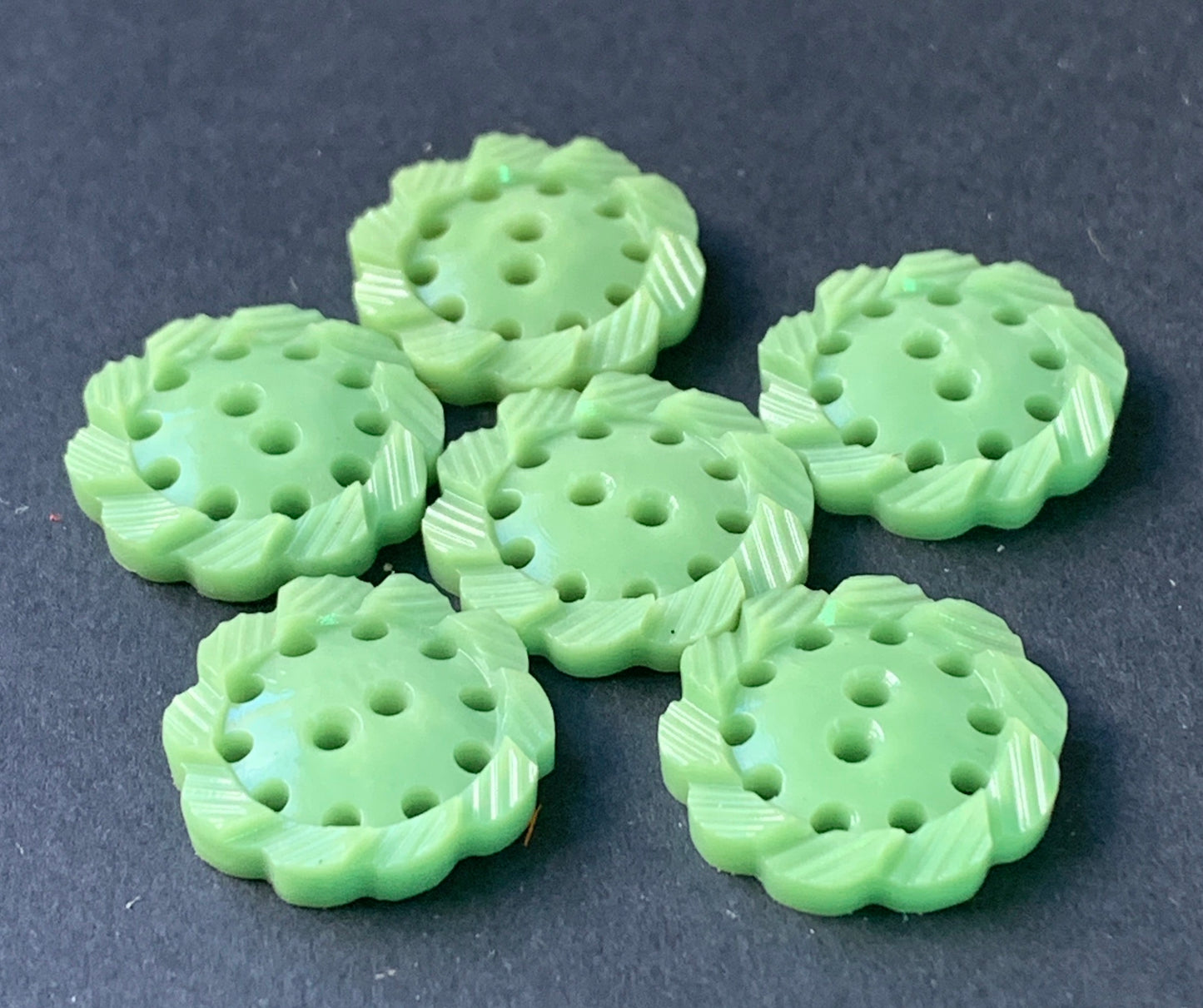 6 Pea Green Vintage 1940s 1.7cm Buttons