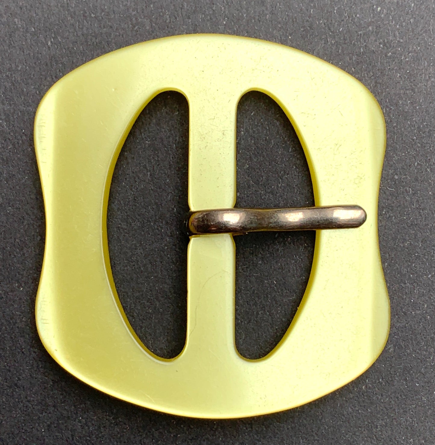 Sweet Little 1940s Glowing Yellow Lucite 3.8cm Belt Buckle