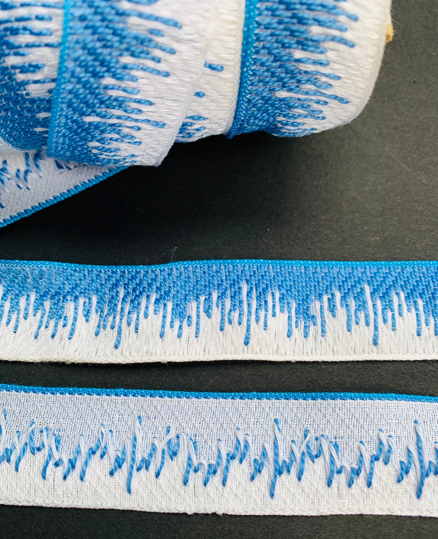 1m of Dynamic Blue & White Vintage Trim - 2.4cm wide