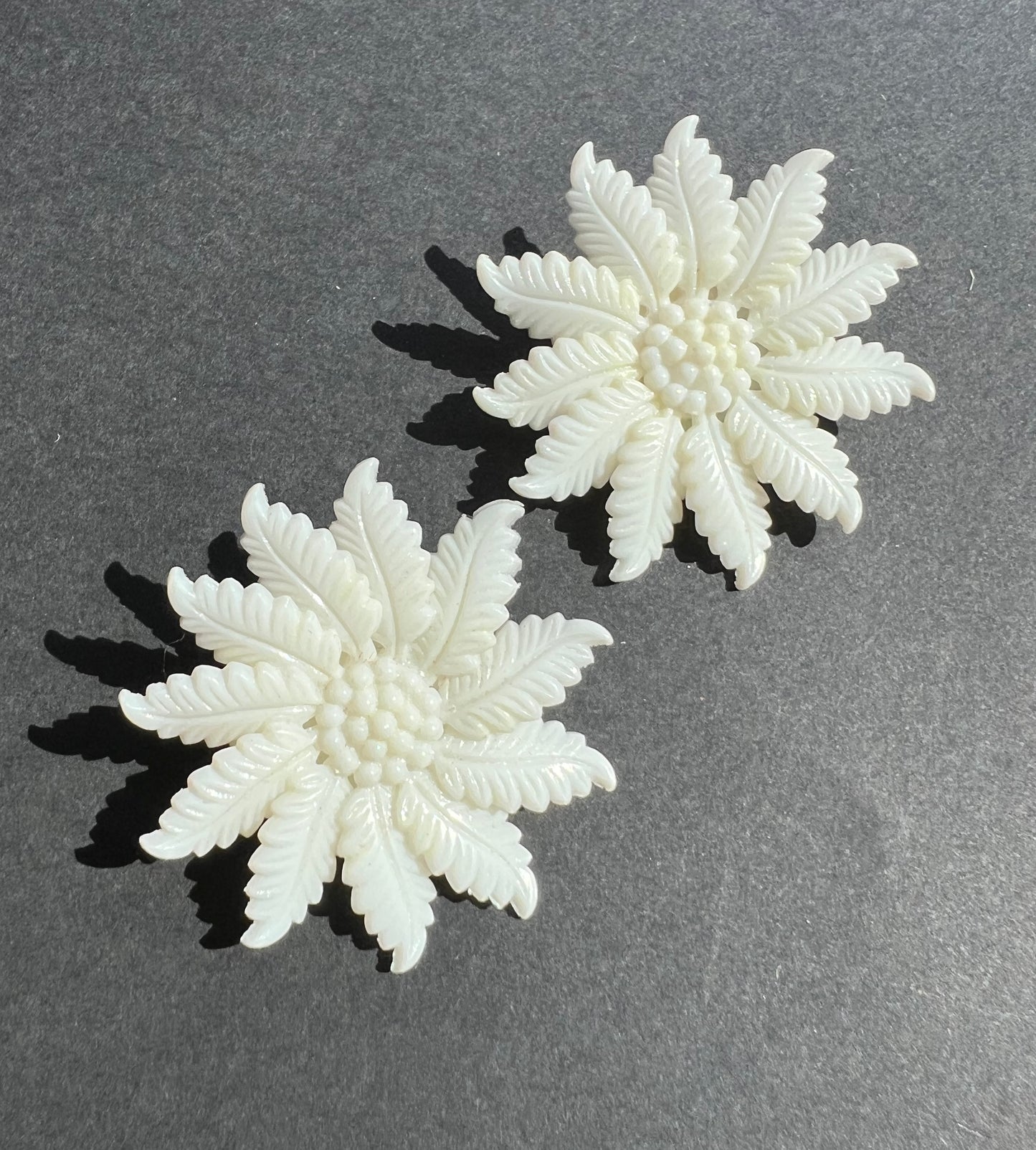 1950s White Flower Clip-on Earrings -4cm tall.