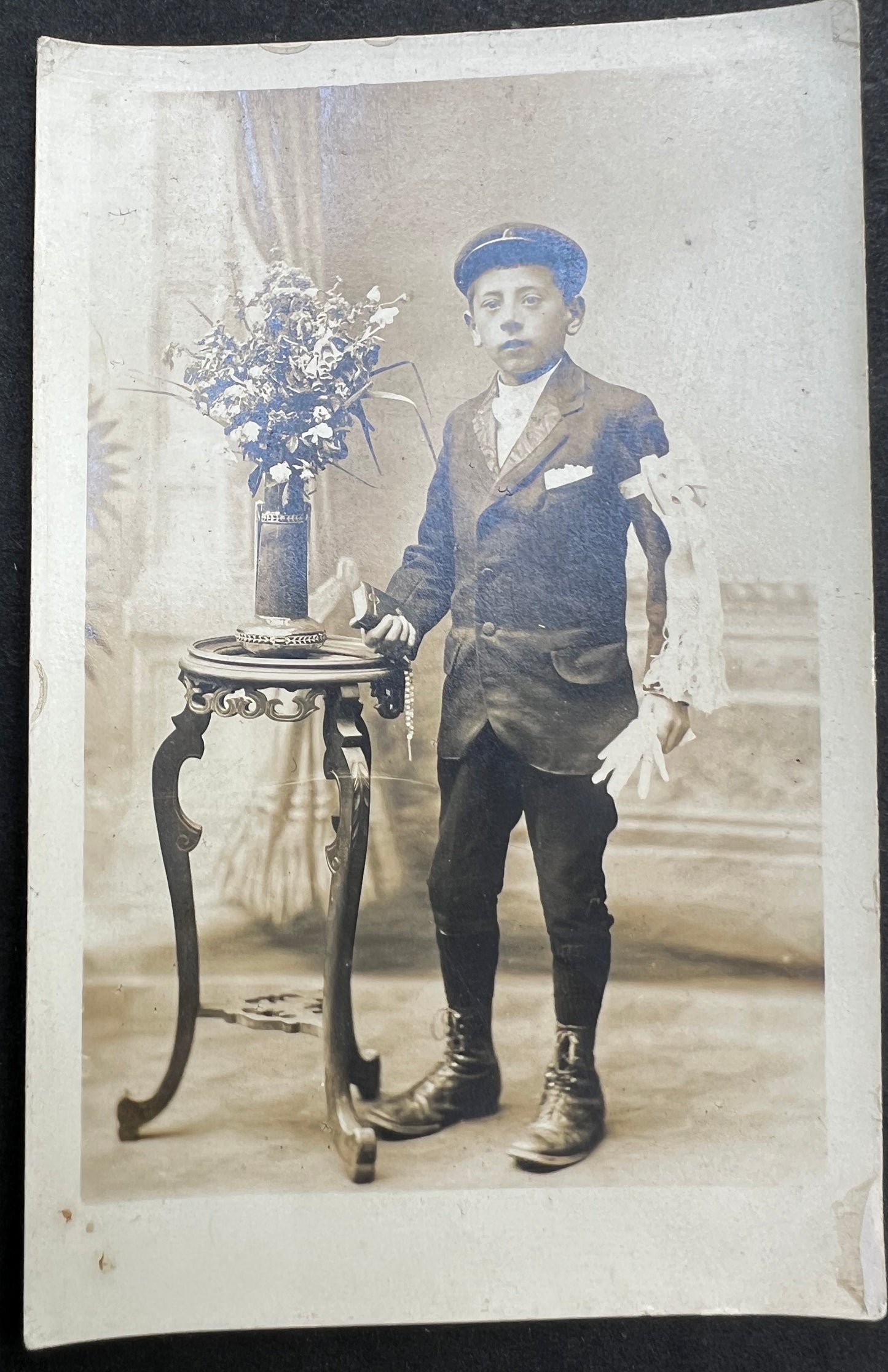 5 Unusual 1930s French First Communion Photos.