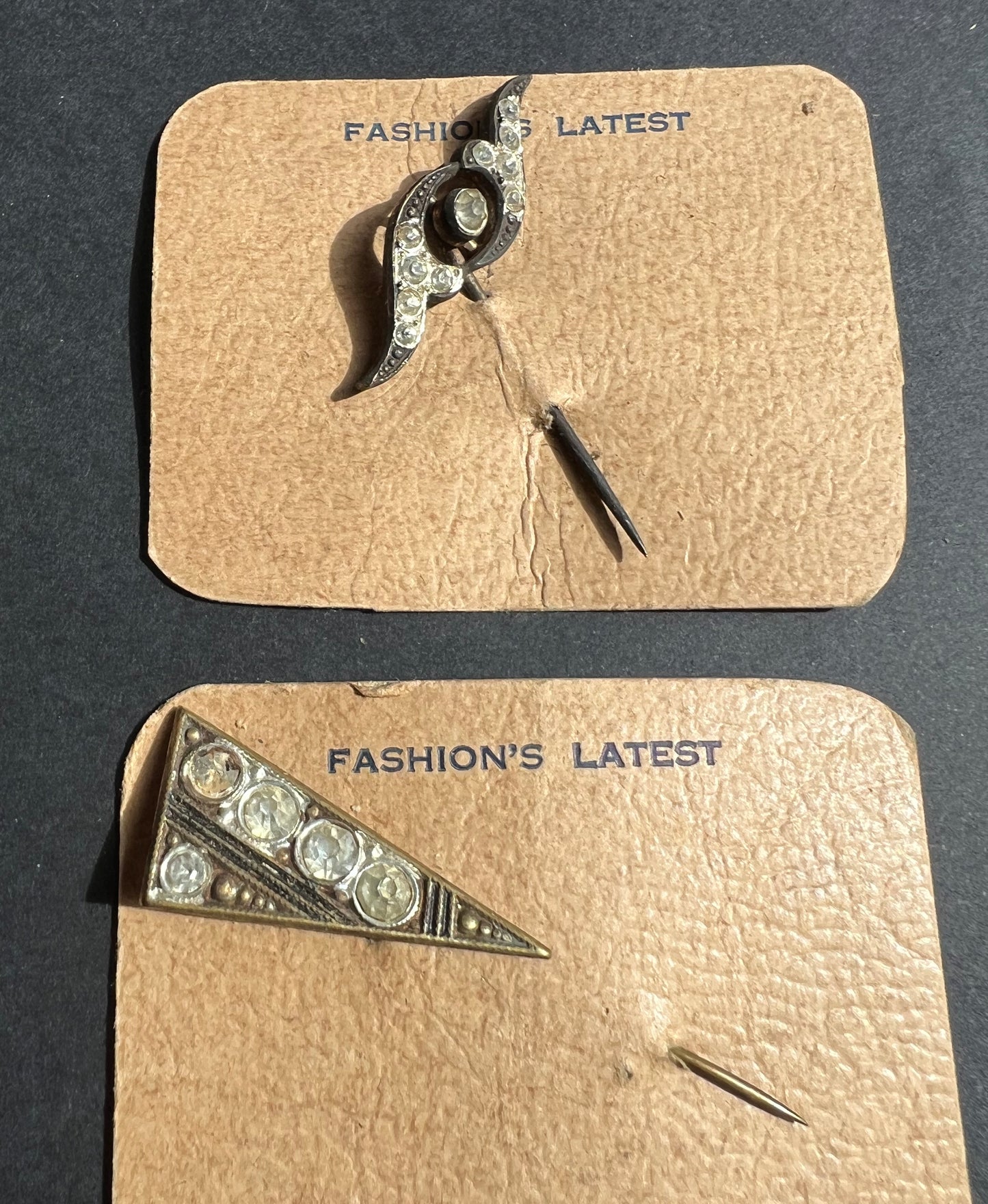 7 1930s/40s Brooches + Pins with some wear or tarnish