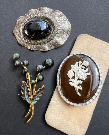 7 1930s/40s Brooches + Pins with some wear or tarnish