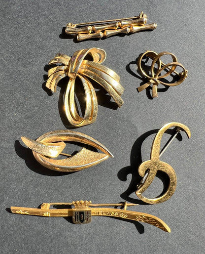 6 Golden Vintage Brooches with some wear or tarnish