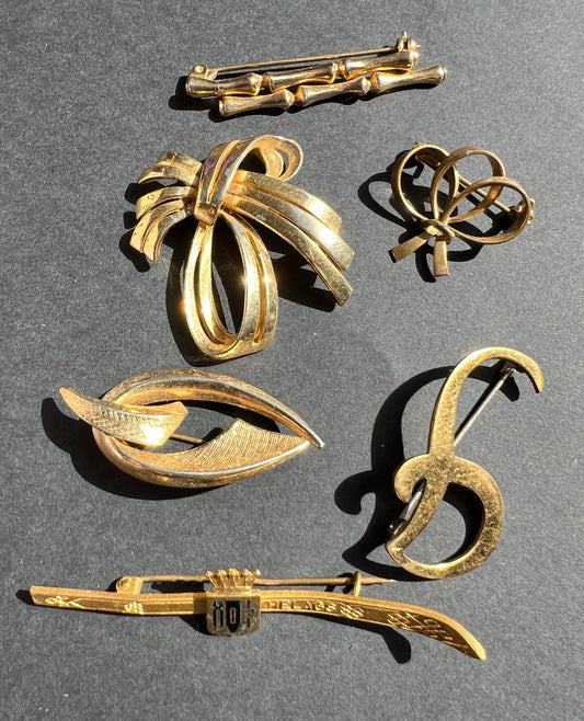 6 Golden Vintage Brooches with some wear or tarnish