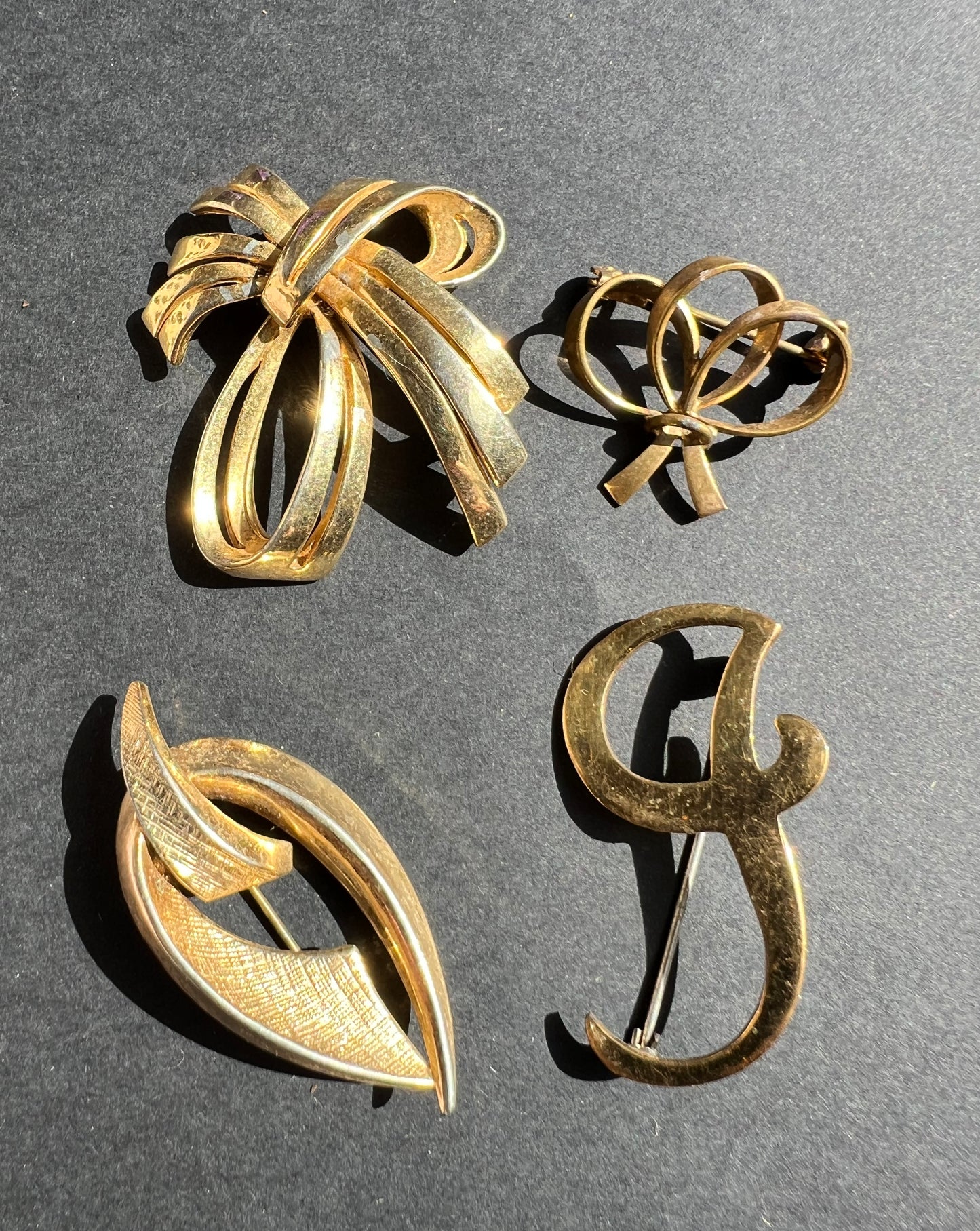 6 Golden Vintage Brooches with some wear or tarnish