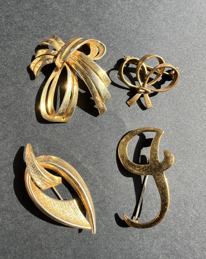 6 Golden Vintage Brooches with some wear or tarnish