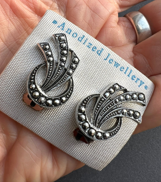 Wonderfully Deco Vintage Clip On Earrings