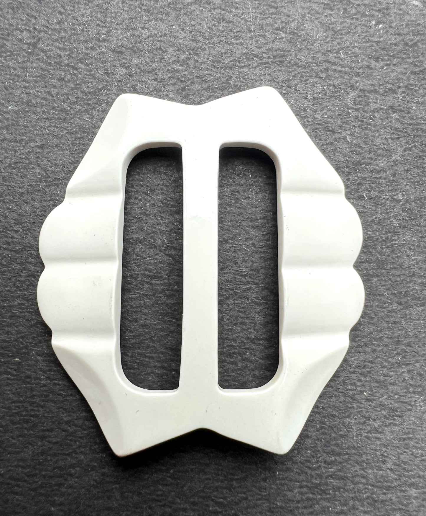 Appealing 1940s 5cm White Belt Buckle for up to 3cm Belt.