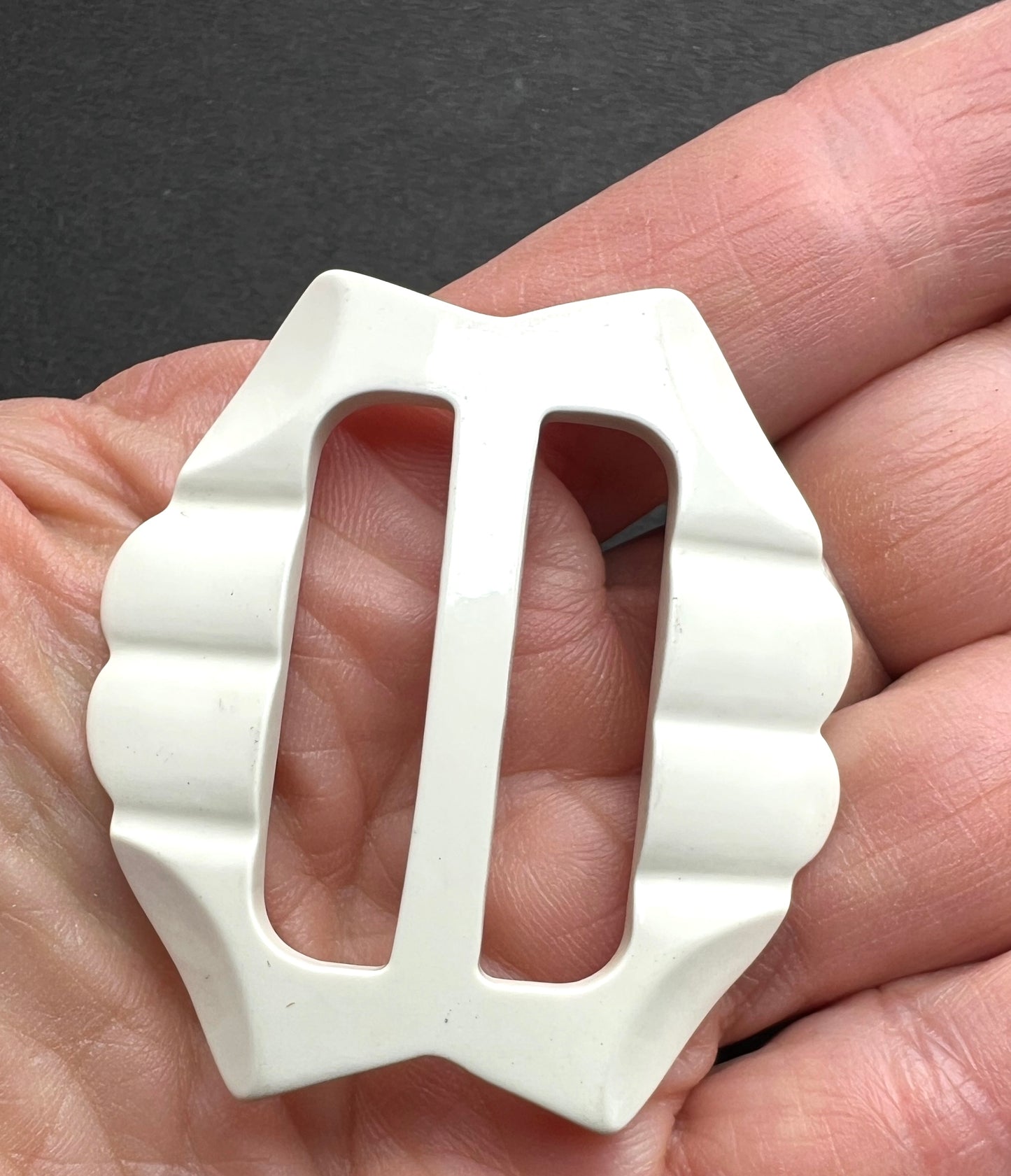 Appealing 1940s 5cm White Belt Buckle for up to 3cm Belt.