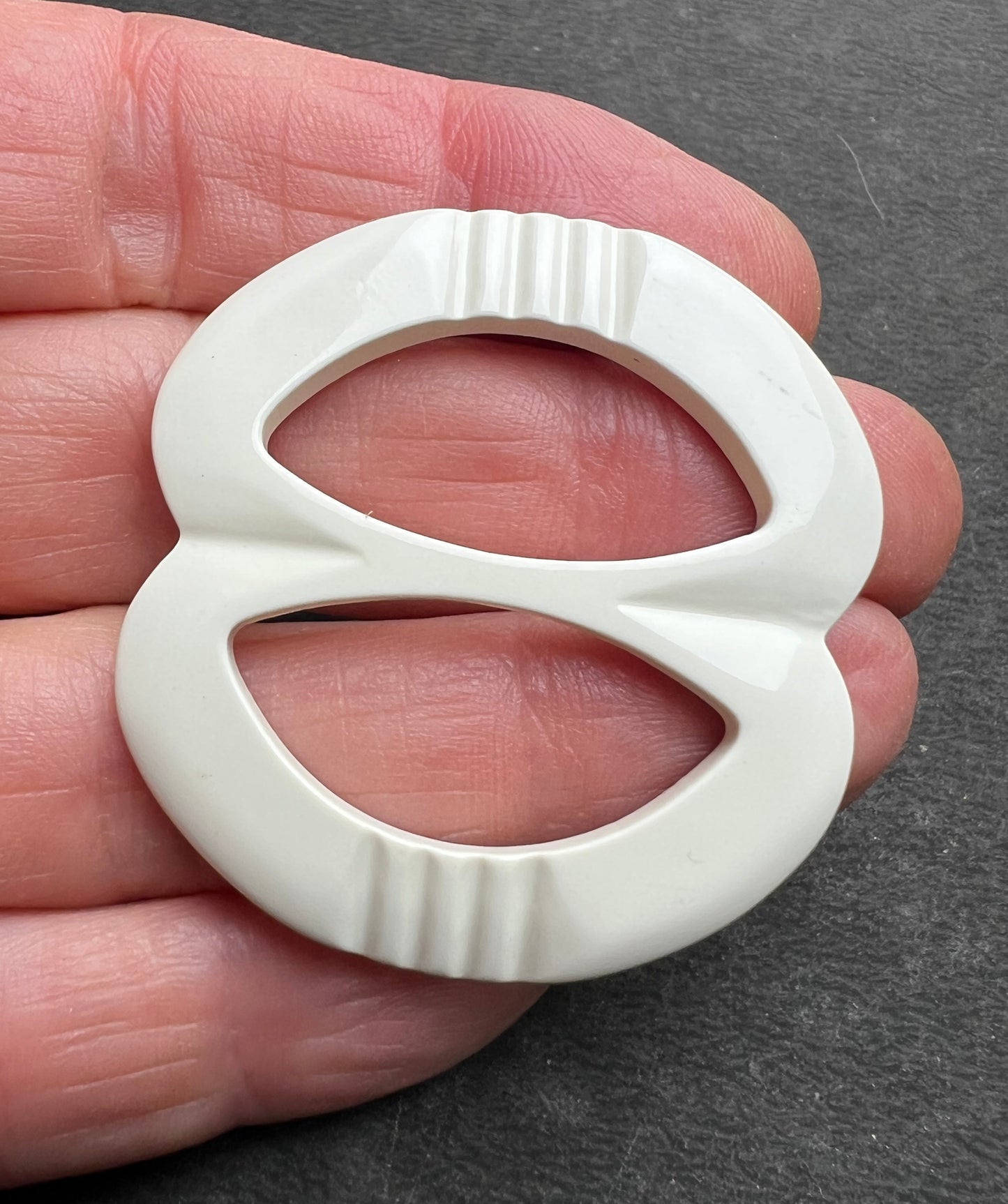 1940s White Apple Shaped 4cm Buckle for up to 2.5cm wide Belt.