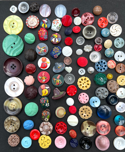 Job Lot of 100 Unusual  Vintage Buttons Bakelite, Glass, Metal, Lucite..All Different