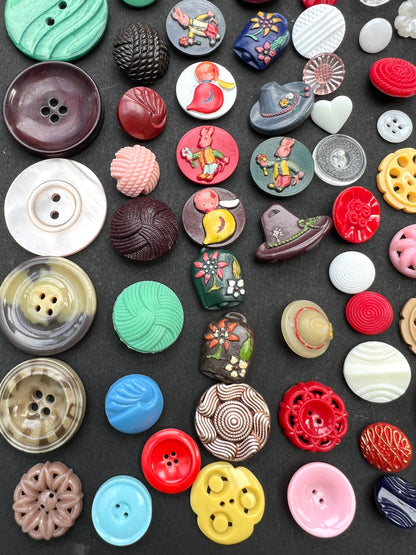 Job Lot of 100 Unusual  Vintage Buttons Bakelite, Glass, Metal, Lucite..All Different