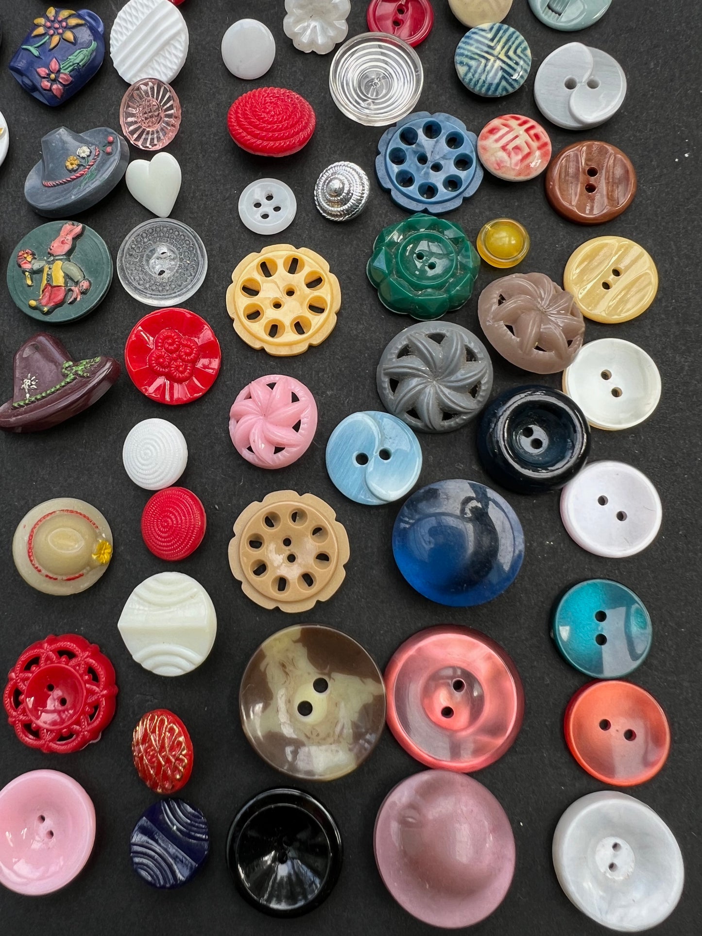 Job Lot of 100 Unusual  Vintage Buttons Bakelite, Glass, Metal, Lucite..All Different