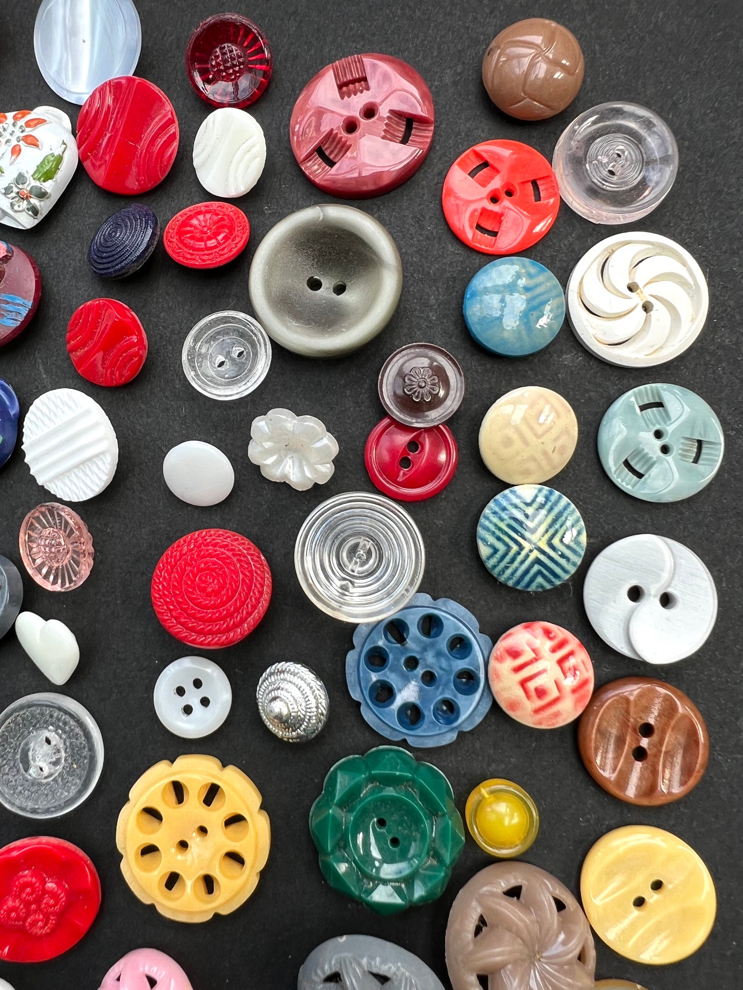 Job Lot of 100 Unusual  Vintage Buttons Bakelite, Glass, Metal, Lucite..All Different
