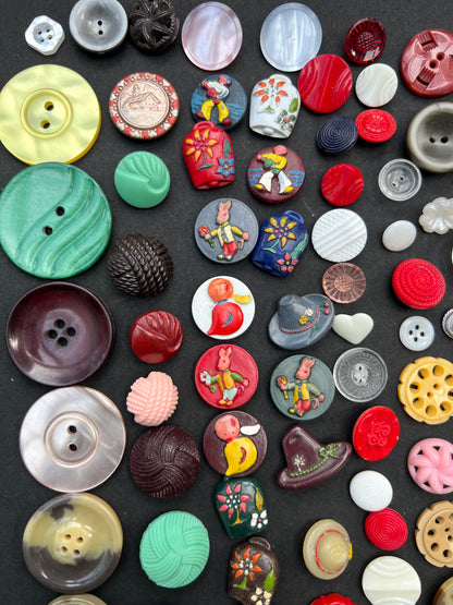 Job Lot of 100 Unusual  Vintage Buttons Bakelite, Glass, Metal, Lucite..All Different
