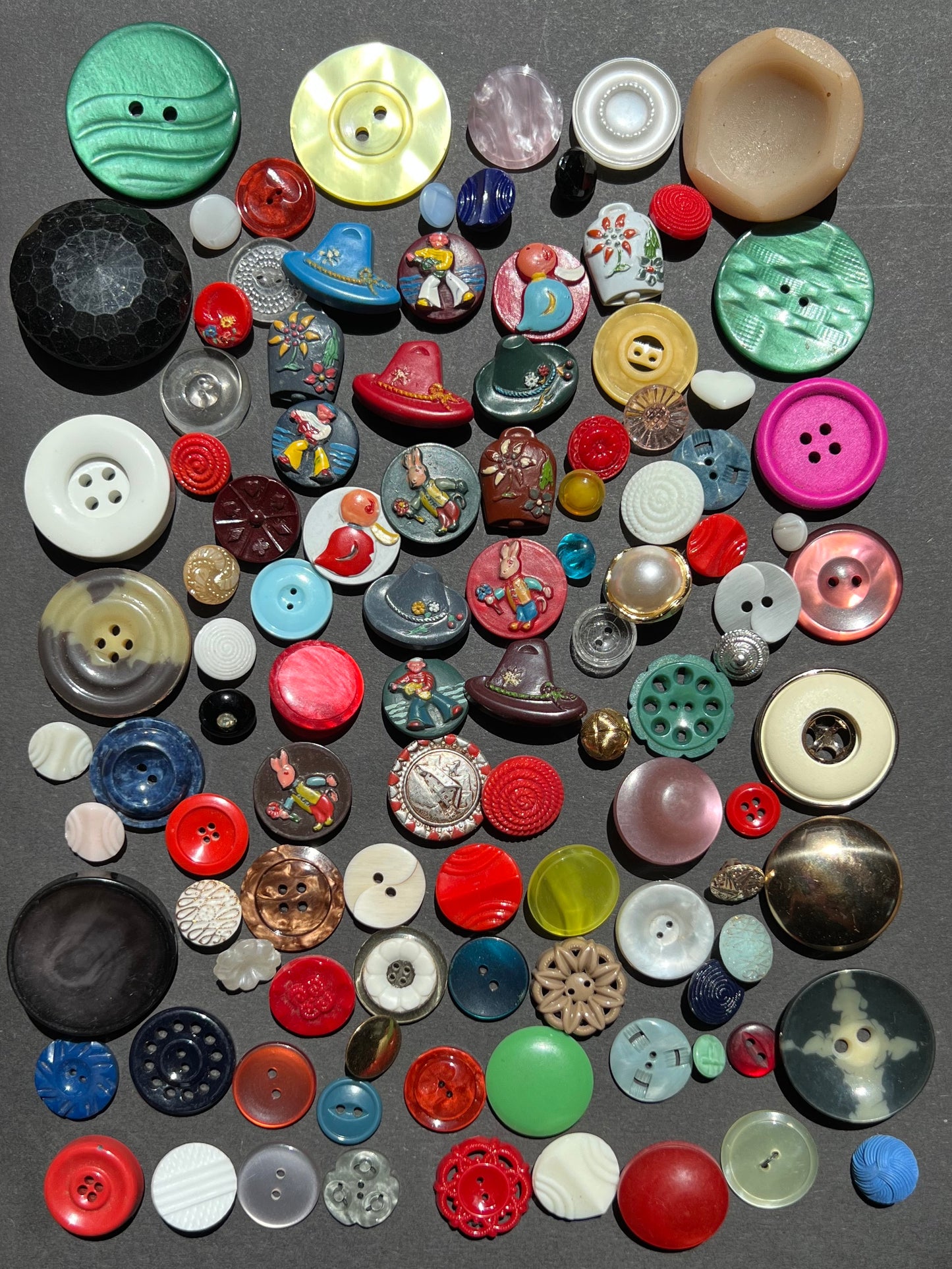 100 All Different Exciting Vintage Buttons Novelty, Glass, Metal, Lucite..