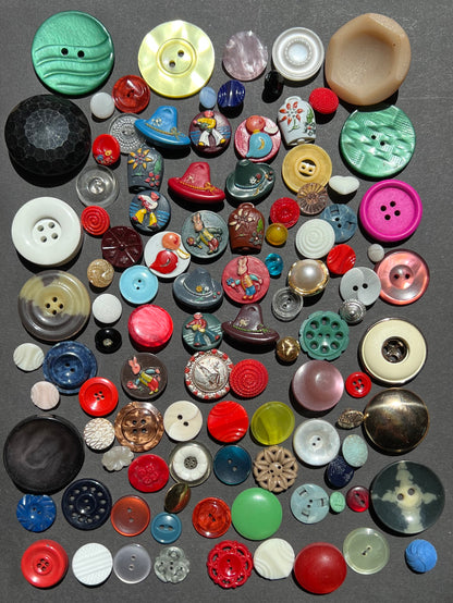 100 All Different Exciting Vintage Buttons Novelty, Glass, Metal, Lucite..