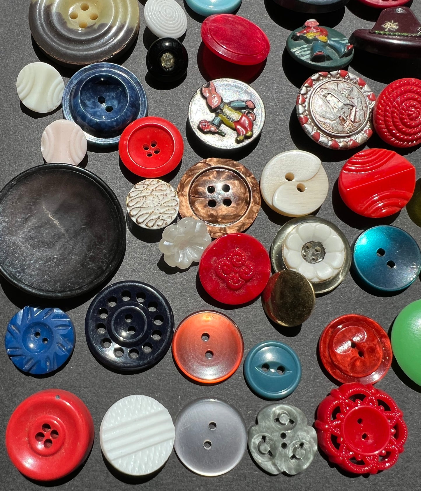 100 All Different Exciting Vintage Buttons Novelty, Glass, Metal, Lucite..
