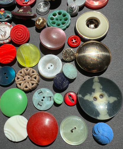 100 All Different Exciting Vintage Buttons Novelty, Glass, Metal, Lucite..