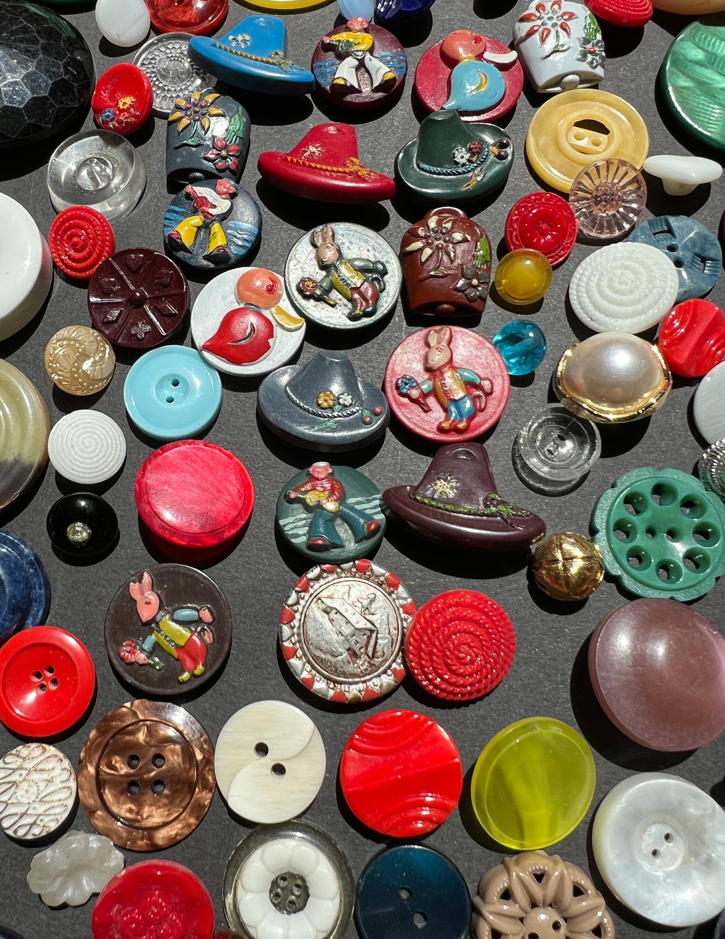 100 All Different Exciting Vintage Buttons Novelty, Glass, Metal, Lucite..