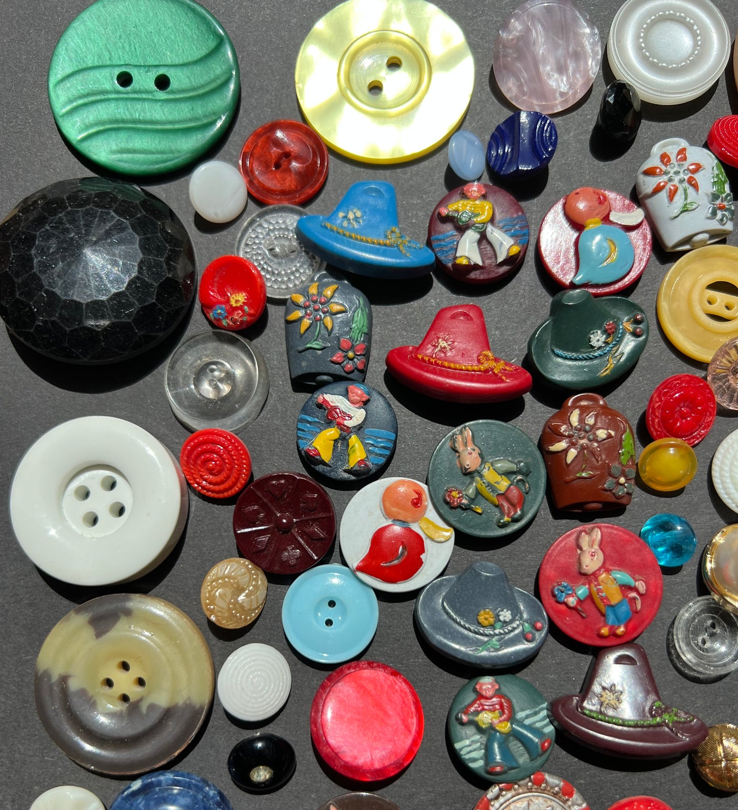 100 All Different Exciting Vintage Buttons Novelty, Glass, Metal, Lucite..