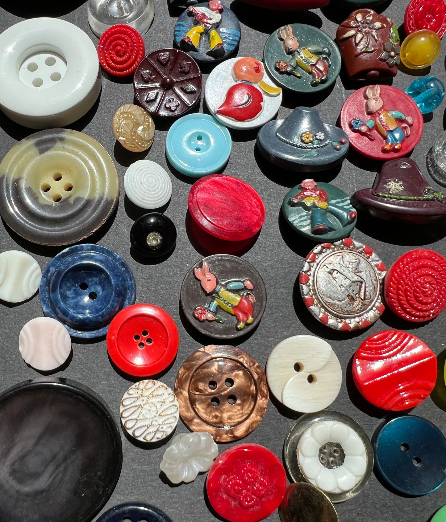 100 All Different Exciting Vintage Buttons Novelty, Glass, Metal, Lucite..