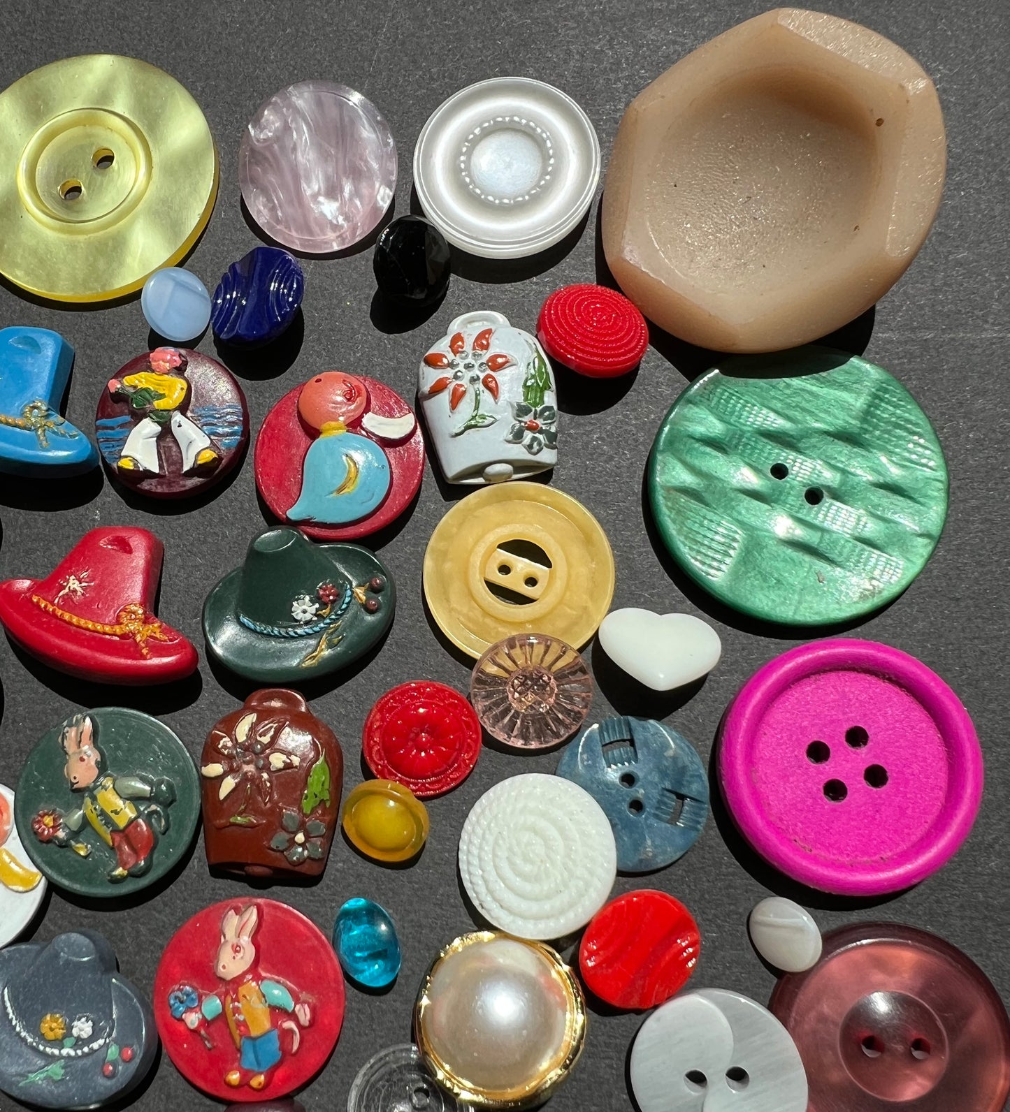 100 All Different Exciting Vintage Buttons Novelty, Glass, Metal, Lucite..