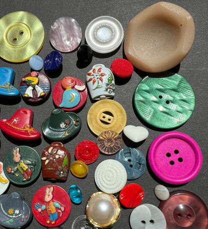 100 All Different Exciting Vintage Buttons Novelty, Glass, Metal, Lucite..